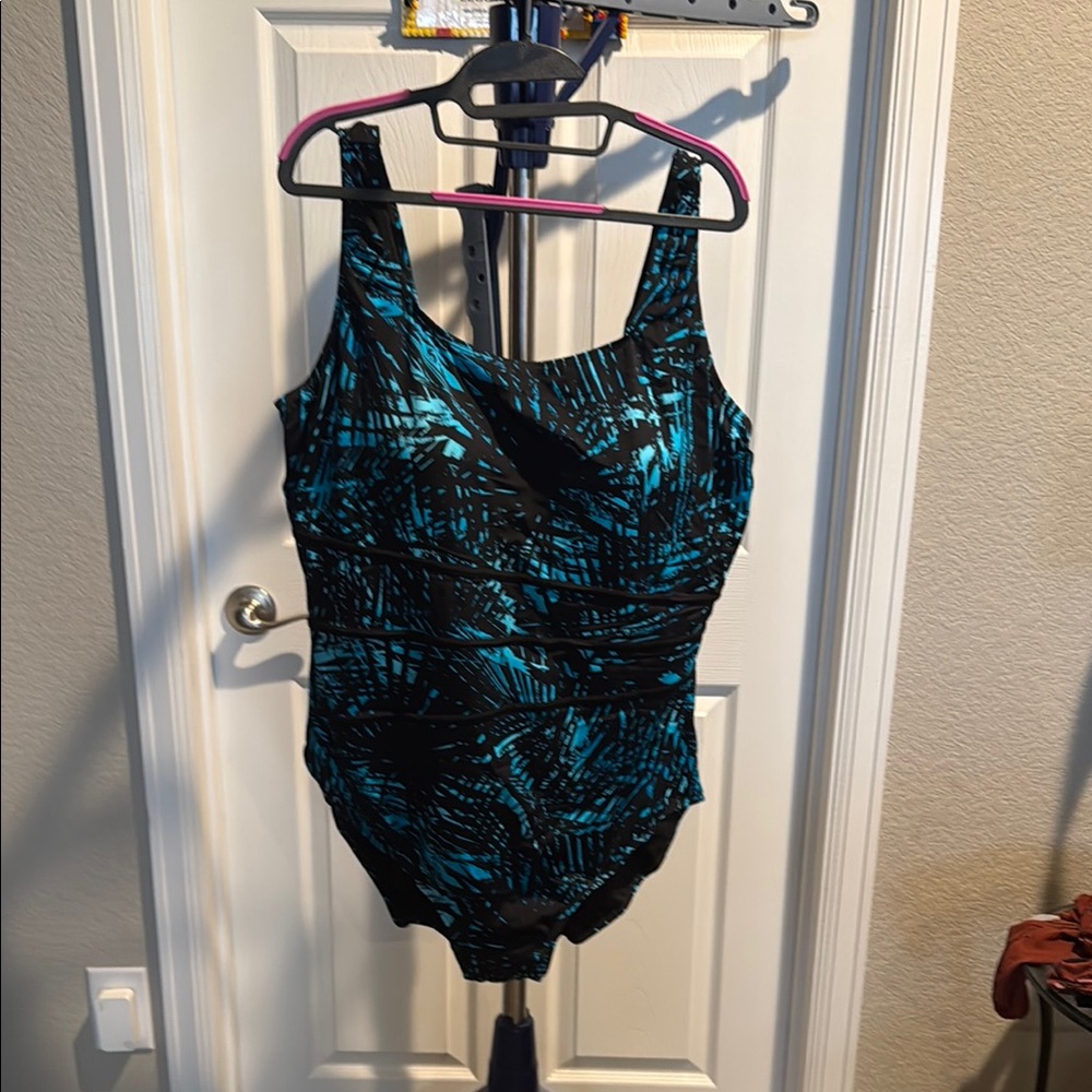 Swimsuits For All NWOT Black and Blue One Piece Swimwear with Ruching. Size 24